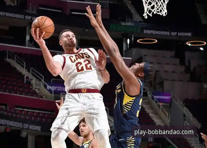 克利夫兰骑士主场力克魔术：一场球星对轰与战术博弈的详解
